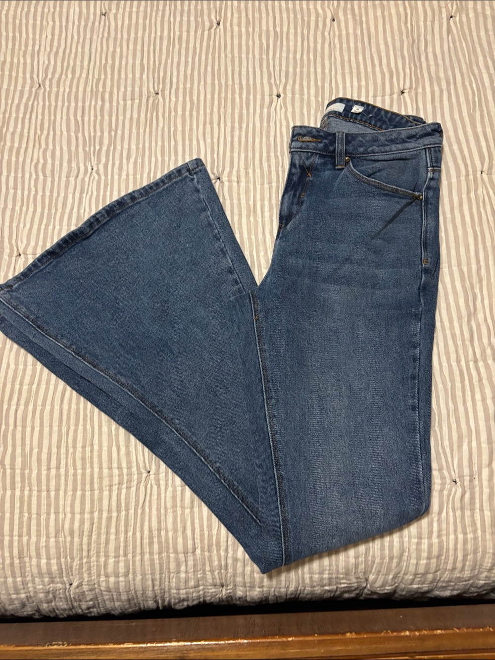 A loves A Women’s Flare Leg Bellbottom Denim Jeans SZ 28 98% cotton 2% spandex